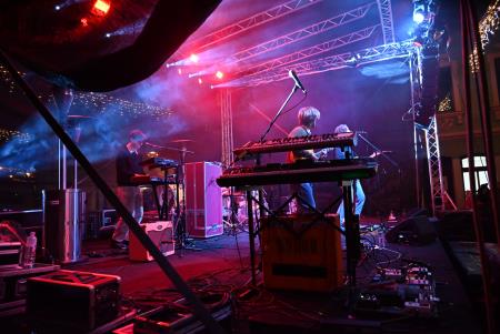 Včeraj je prvi koncert Pravljičnega Kamnik privabil število obiskovalcev (55)